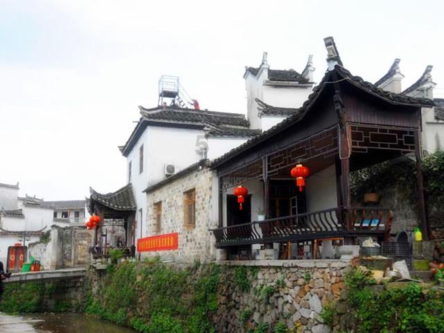 在我眼里，爸爸是个合格的父亲，但不是一个合格的丈夫，他经常欺负妈妈，和看不起妈妈，怎么办？